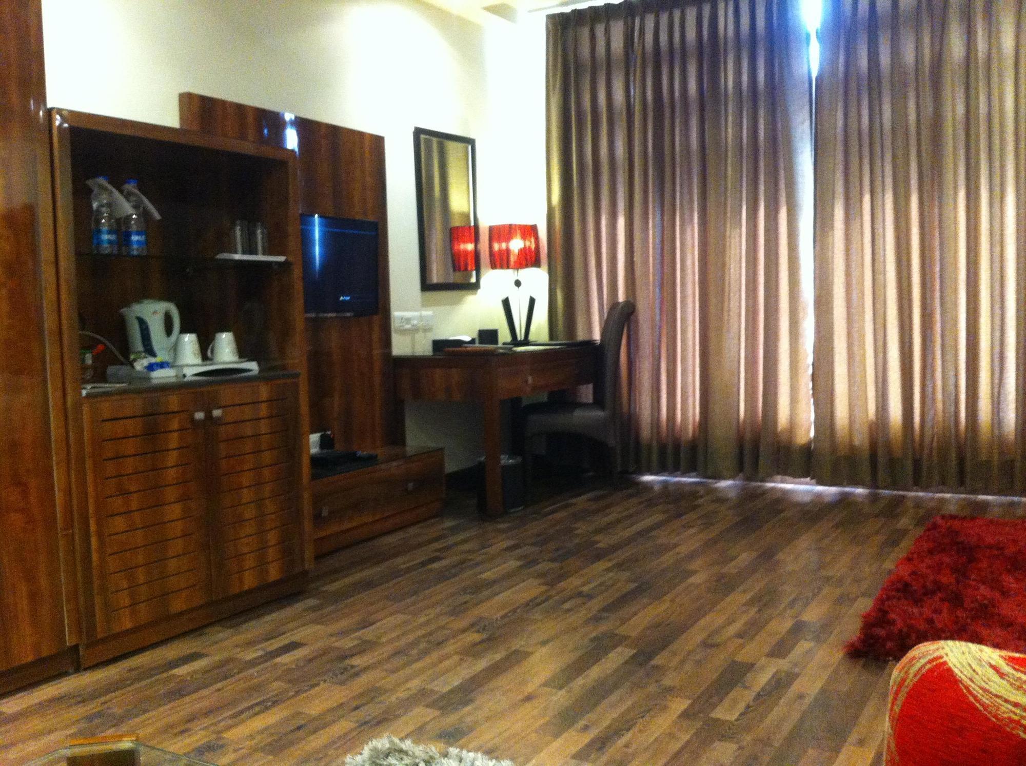 One Earth Avaas Hotell Amritsar Exteriör bild