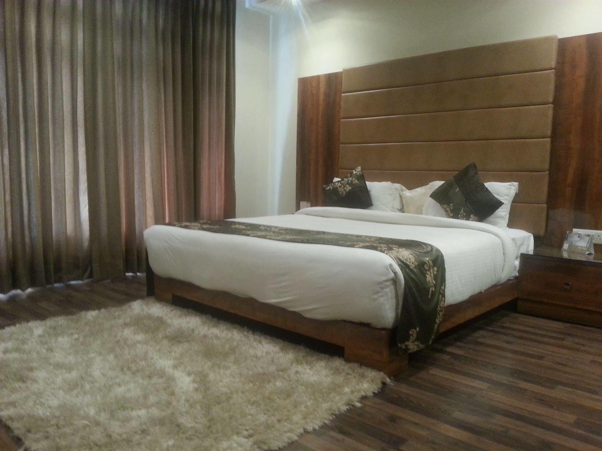 One Earth Avaas Hotell Amritsar Exteriör bild