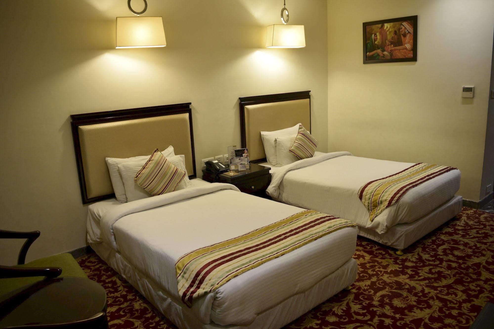 One Earth Avaas Hotell Amritsar Exteriör bild