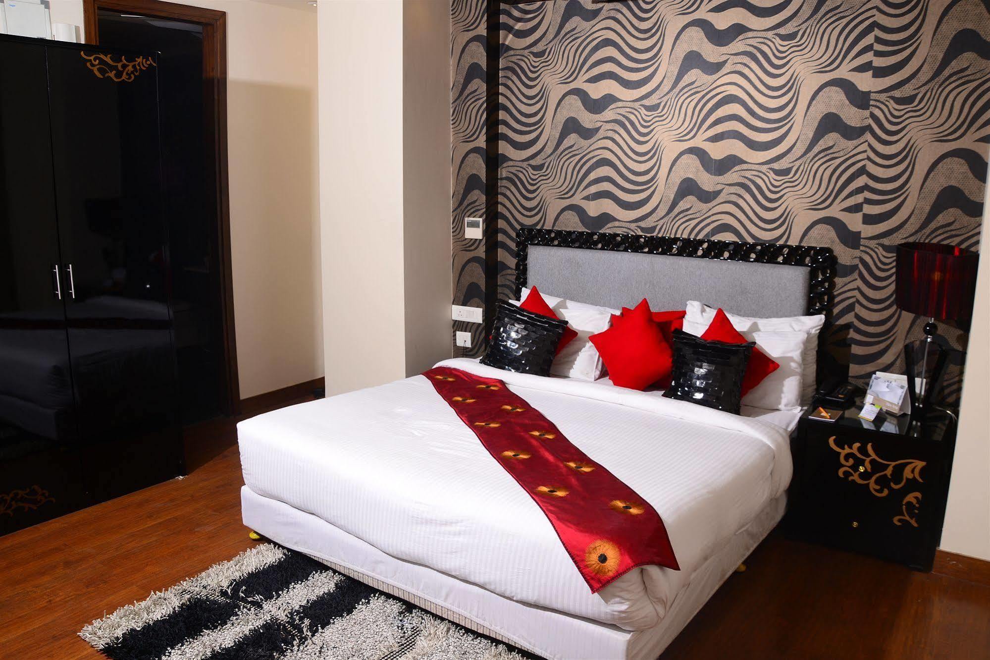 One Earth Avaas Hotell Amritsar Exteriör bild