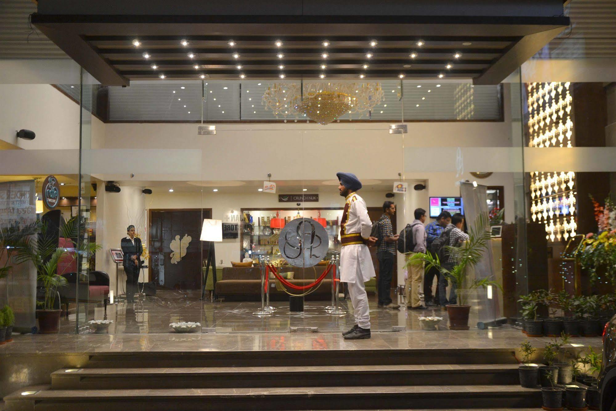 One Earth Avaas Hotell Amritsar Exteriör bild