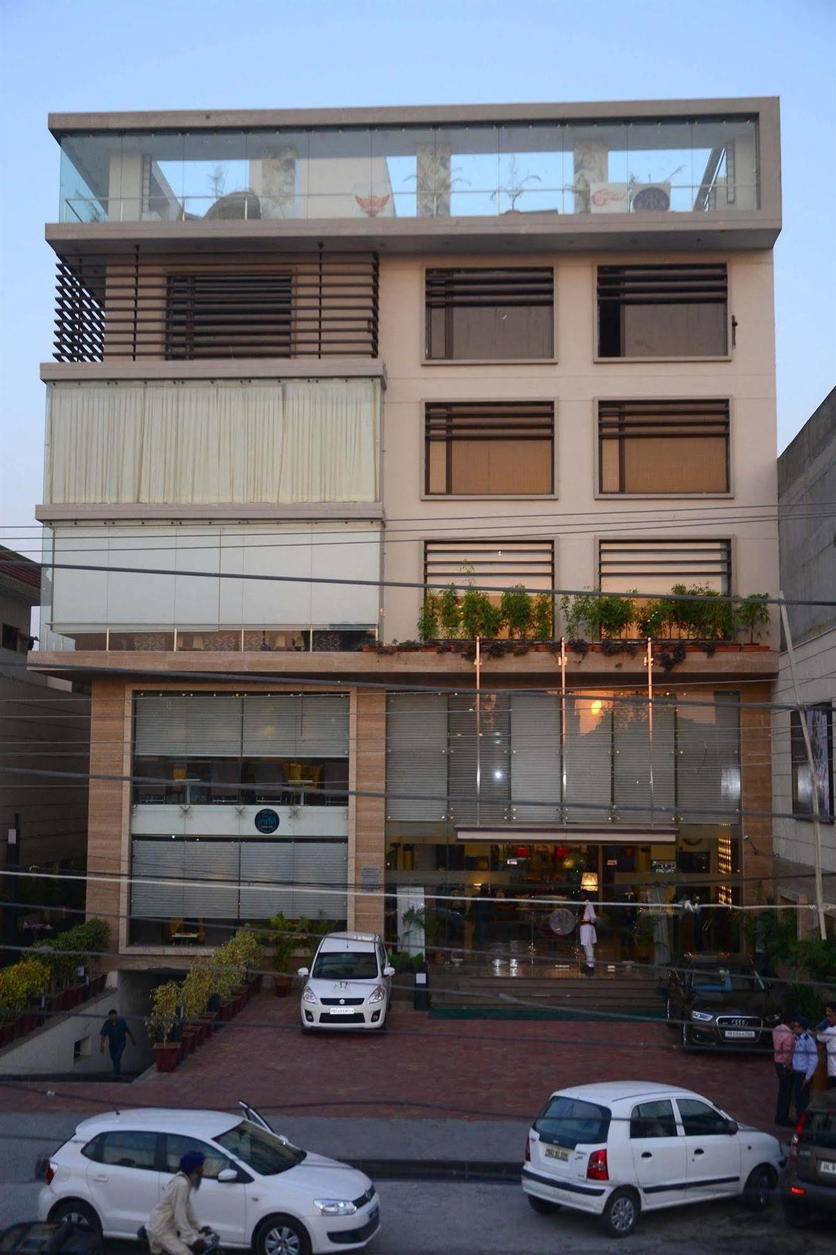 One Earth Avaas Hotell Amritsar Exteriör bild